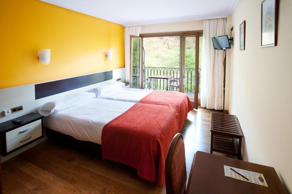 Hotel Venta De Etxalar Bagian luar foto