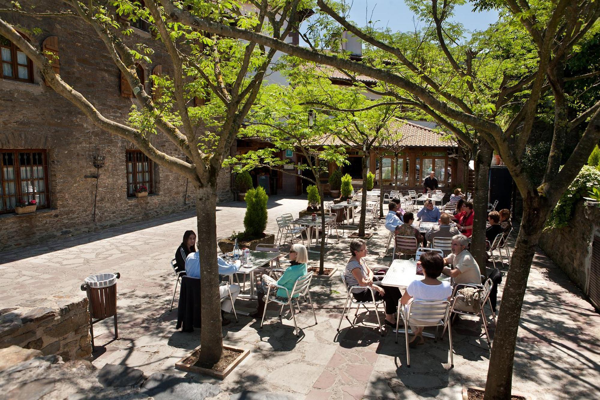 Hotel Venta De Etxalar Bagian luar foto